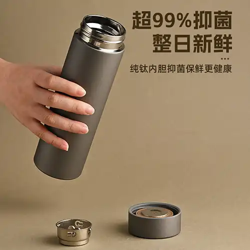 哑光银纯钛办公杯手持实拍 哑光银纯钛办公杯手持实拍