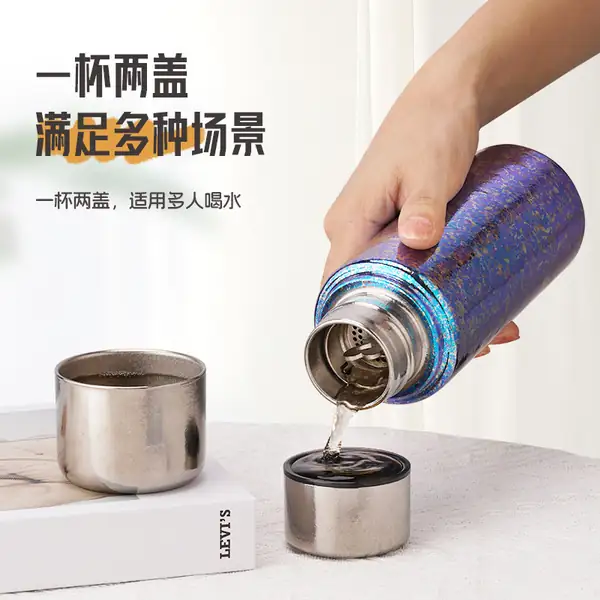 430ML纯钛保温杯一杯两盖倒水饮用方式展示 430ML纯钛保温杯一杯两盖倒水饮用方式展示