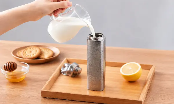 钛杯装牛奶场景图